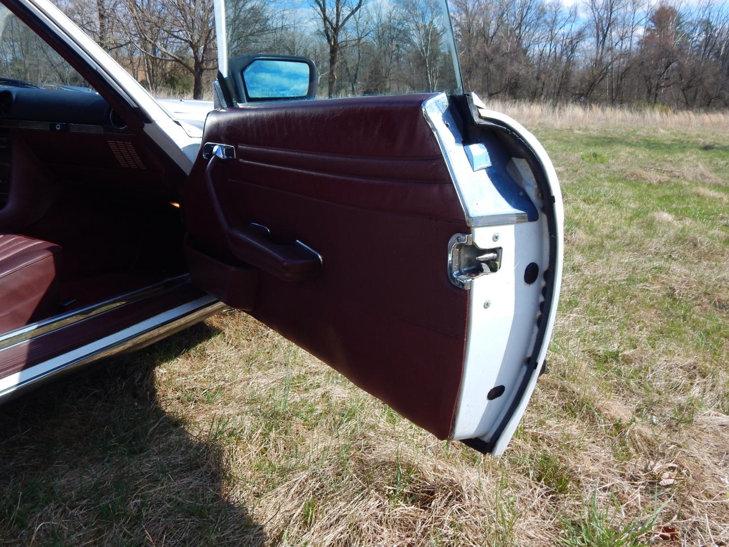 1989 White /Red Mercedes-Benz 560 (WDBBA48D9KA) with an 5.6 Liter V8 engine, Automatic transmission, located at 6528 Lower York Road, New Hope, PA, 18938, (215) 862-9555, 40.358707, -74.977882 - Here is a well cared for 1989 Mercedes-Benz 560 SL 2 top roadster, 5.6 Liter V8 engine, auto trans, leather interior, power windows, central locking system, cruise control, climate control, factory alloy wheels, fog lights, power antenna, wood trim, AM/FM/CD stereo. Comes with car cover. 6/24 Pa. I - Photo#18